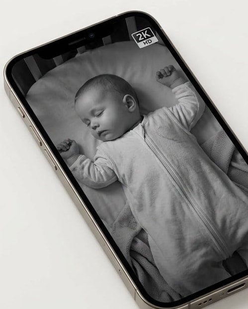 Phone showing a sleeping baby in black and white, filmed by the Securidou baby monitor