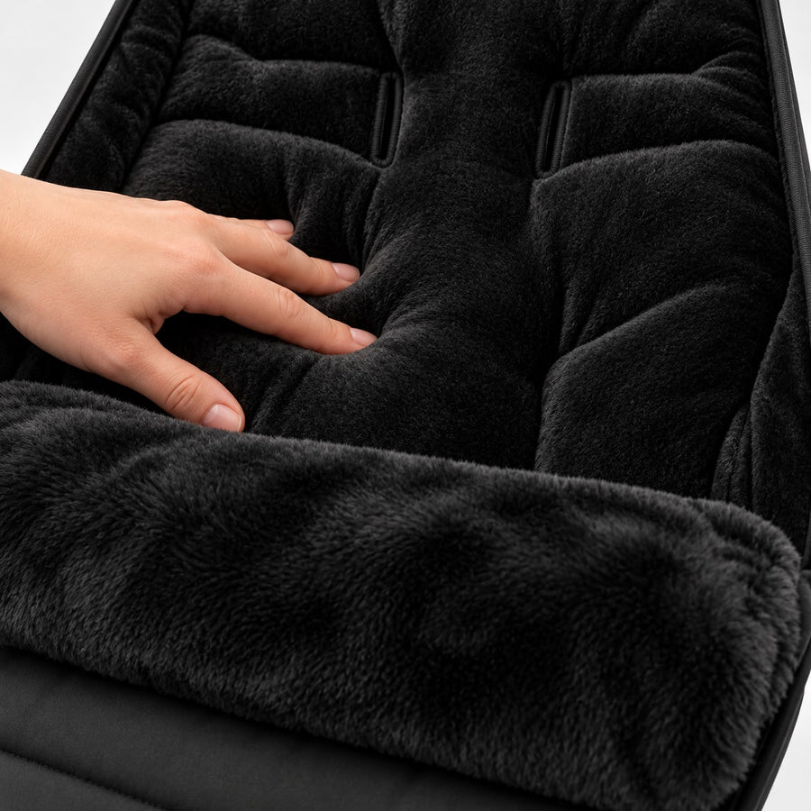 Velvety lining and faux-fur trimmed flap of the black Securidou footmuff