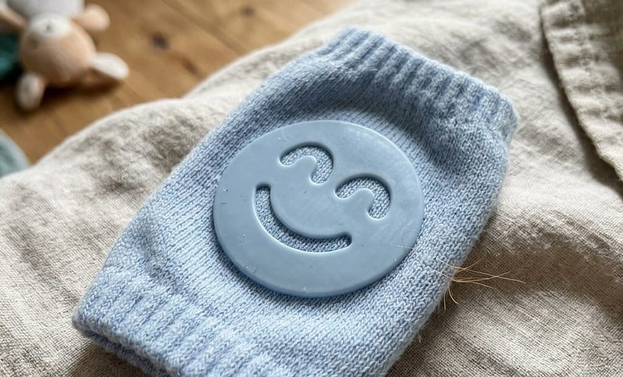Smile-shaped silicone grip on one of the Securidou knee pads