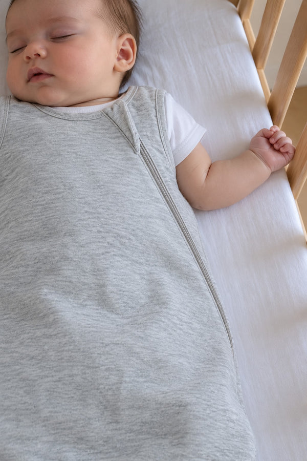 Baby’s arm free of the armhole of the Securidou sleeveless sleep sack